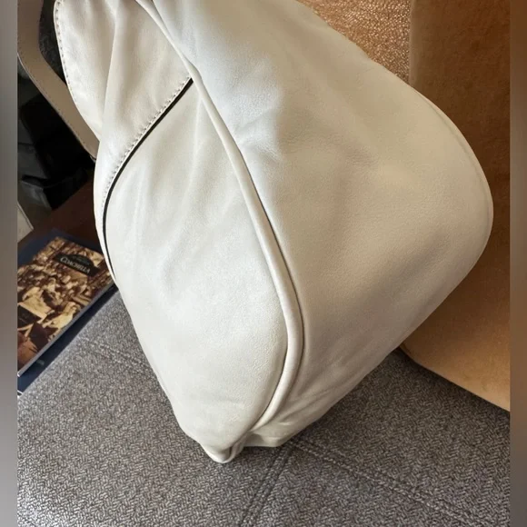 Marc Jacobs Angela Hobo Shoulder Bag In Cream With Gold Hardware - Picture 7 of 16